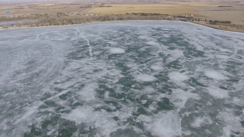 A frozen johnson lake in the winter.: stockvideo