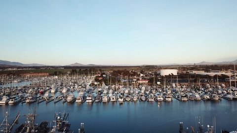Set sail to the sea at the Ventura Harbor. Here we have a closer look at the boats at the docks.: stockvideo
