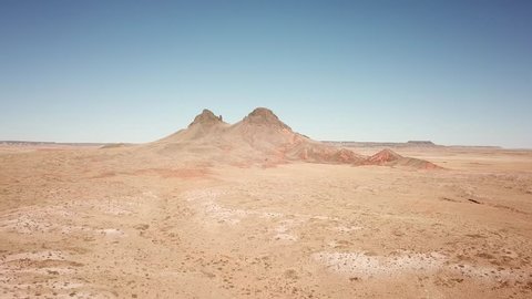 Fly through the Arizona desert towards a beautiful mountain in the middle of nowhere. Red and yellow tones all around, mars looking landscape!: stockvideo