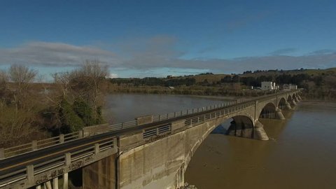 pan of a bridge over the eel river: stockvideo
