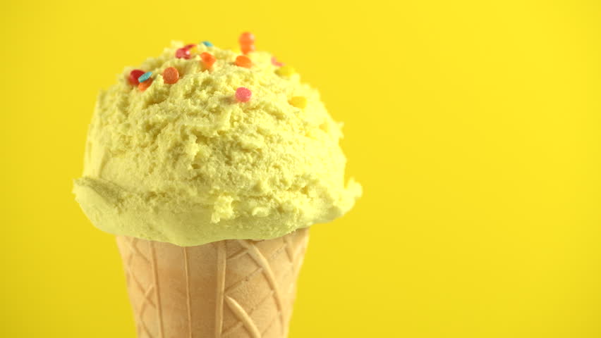 Желтое мороженное. Желтое мороженое. Желтое мороженое. Манговое мороженое. Мороженое желтое шарики.