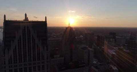 Majestic sun flare through large buildings in down town Detroit Michigan - Βίντεο στοκ