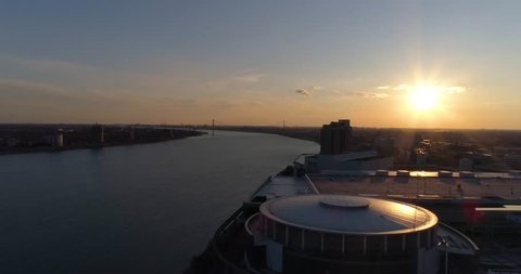 Golden hour shot over Detroit river with epic sun flare Stockvideo