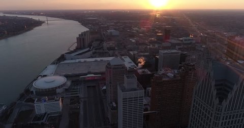 Majestic view of large city with sun flare at dusk Stockvideo
