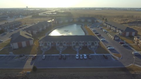 The following clip is of the stone ridge apartments in kearney nebraska, just before sunset. : vidéo de stock
