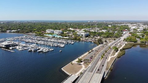 Get an aerial view of Palmetto, Florida, and its Marina on the Manatee River Stockvideo