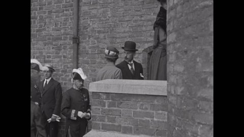 CIRCA 1918 - Various people enter the Binnenhoff, Queen Wilhelmina and Prince Hendrik arrive at Binnenhoff by car.