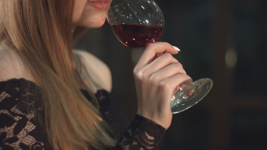 Бокал виски в руке. Ее бокал полон она скрывает свое. Ее бокал полон она скрывает свое. Девушка с бокалом. Рука с бокалом.