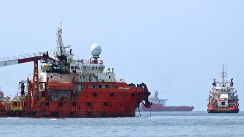 Tugboats For Oil And Gas Companies Waiting Outside Labuan Flickr