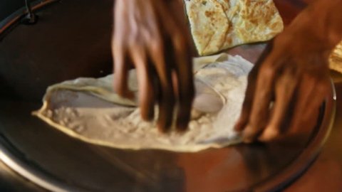 Indian bread roti It is a kind of food made from flour, then fried to a plate or thin with condensed milk and sugar dessert. – Stockvideo