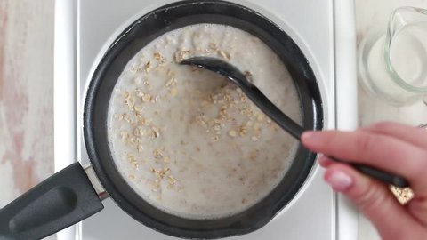 preparation oatmeal with milk