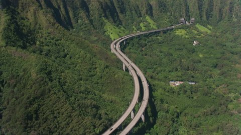 Oahu, Hawaii circa-2018, Aerial view of H3 Highway and Kaneohe Forest Reserve on Oahu Hawaii.  Shot from helicopter with Cineflex gimbal and RED Epic-W camera. 스톡 비디오
