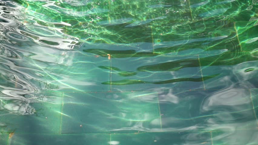 Прозрачная блестящая вода. Зеленая вода рябь. Рябь глянец воды. Зеленая вода рябь арт. Панель на кухню природа Абстрактная темно зеленая с водой.