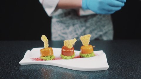 Chef adding finishing touch – Video có sẵn
