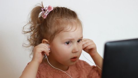 Child Is Talking On Cell Video De Stock 100 Libre De Droit Shutterstock