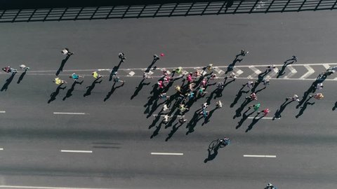 4k Aerial drone fooage. Marathon running on street. Following Group of athletes. Top viewの動画素材