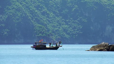 Fishermen rolling fishing nets In Cat Ba Harbor, Halong Bay, Vietnam Video de stock