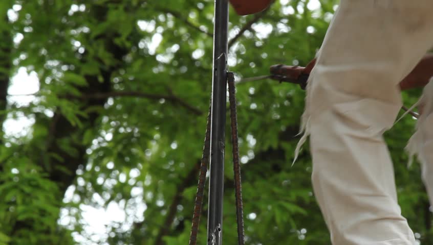 Installation of electric fence in perimeter fence with welding, to give physical security to buildings.