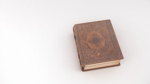 本を開くアニメーション 複数のページを回転させ 独自の画像や動画に切り替えます トラッカーとマスクを含みます の動画素材 ロイヤリティフリー Shutterstock