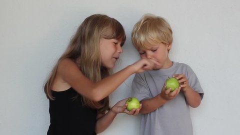 Kids eating apples