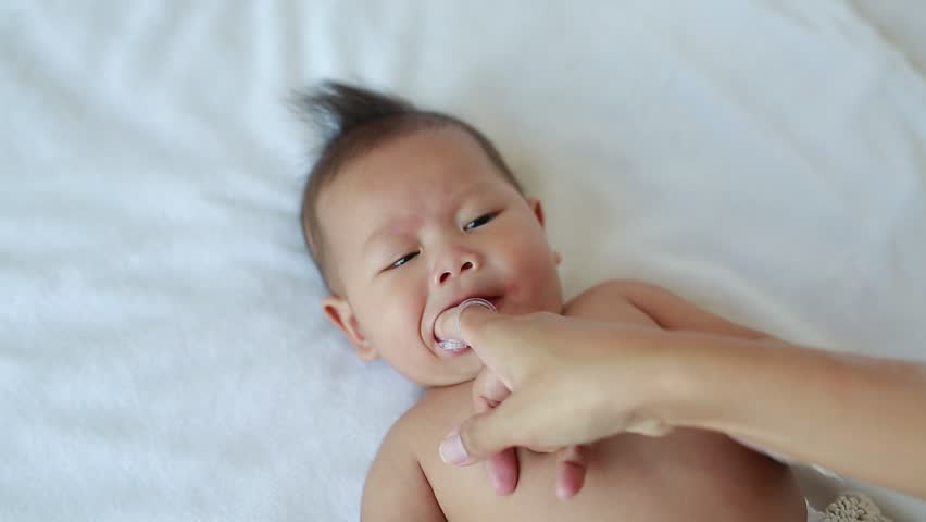 how to clean a baby's tongue
