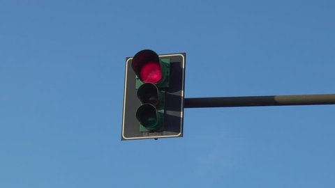 Traffic Light Turns From Red の動画素材 ロイヤリティフリー Shutterstock
