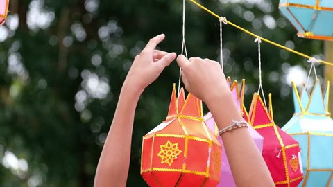 Asian People hanging the Lanna lantern on the rope to wish a desire or hope for good thing to happen, in northern thai style lanterns at Loi Krathong (Yi Peng) Festival, Chiang Mai, Thailand 库存视频