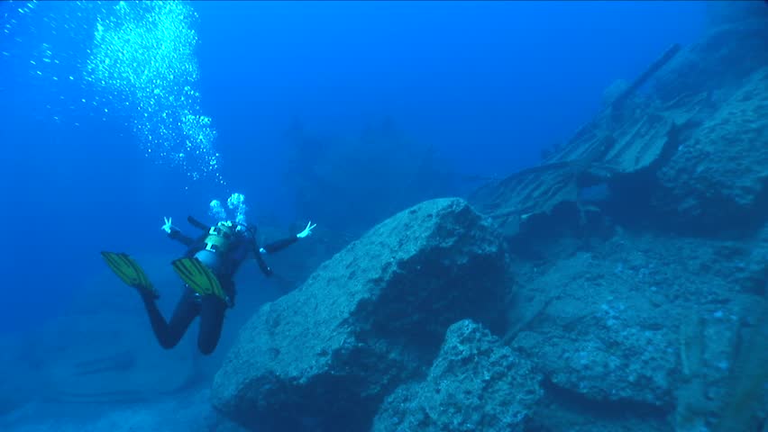 scuba diver women exploring shipwreck underwater Stock Footage Video ...