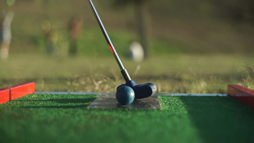 mini golf - shot on ball: стоковое видео (без лицензионных платежей), 10111...