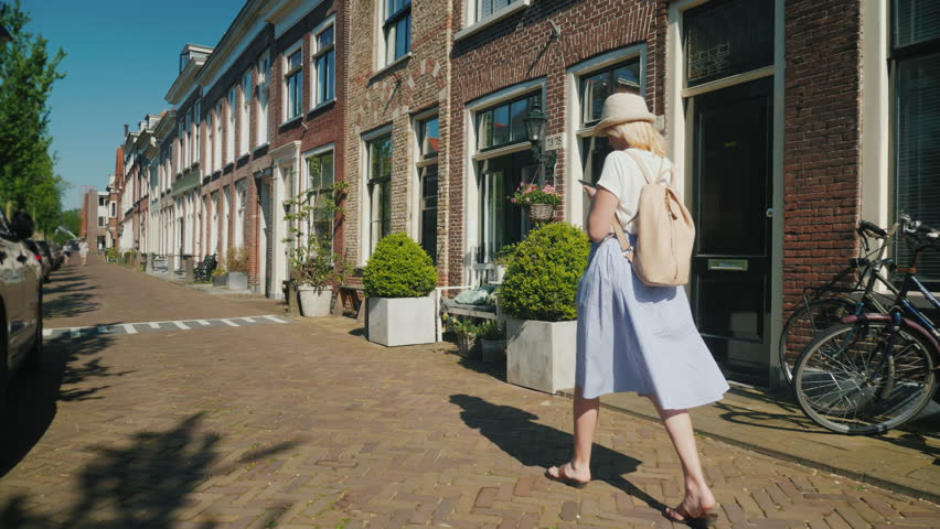 Kate likes to walk along. Go along the Street.