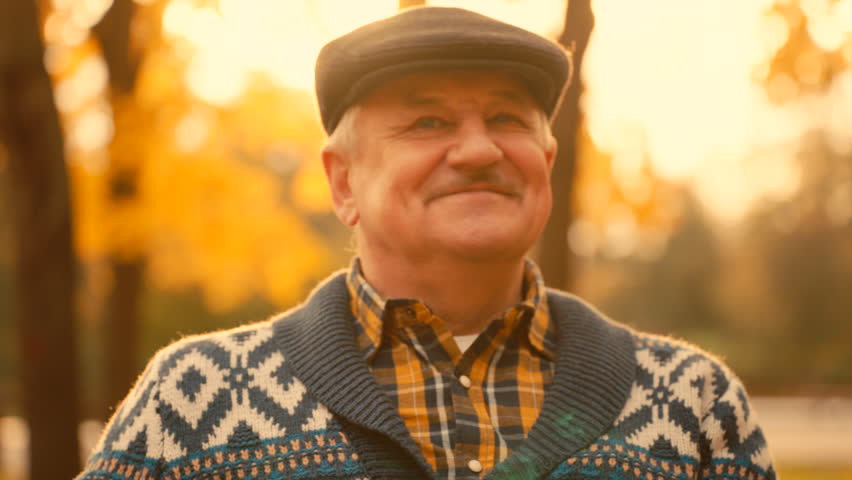 Old man portrait in the autumn park