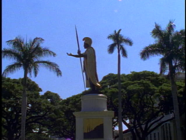HAWAII, 1999, The King Kamehameha statue, Iolani Palace in Honolulu, backlighting