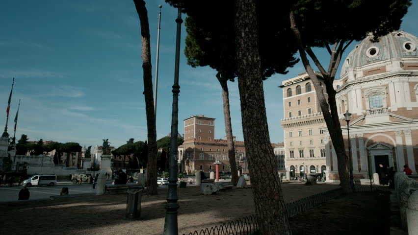 Panning right video from Palazzo Venezia to Trajan