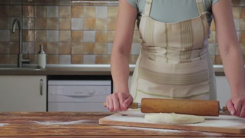 Woman rolling pizza dough on the kitchen, slow motion video స్టాక్ వీడియో