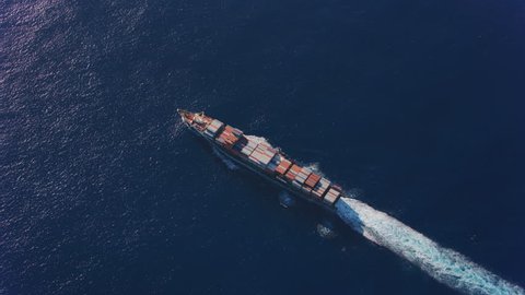 Oahu, Hawaii circa-2018. Overhead aerial view of container ship in ocean. Shot with Cineflex and RED Epic-W Helium. : vidéo de stock