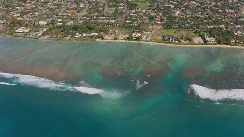 Honolulu, Oahu, Hawaii circa-2018. Aerial view of coral reef off the coast of Oahu. Shot with Cineflex and RED Epic-W Helium. - Βίντεο στοκ