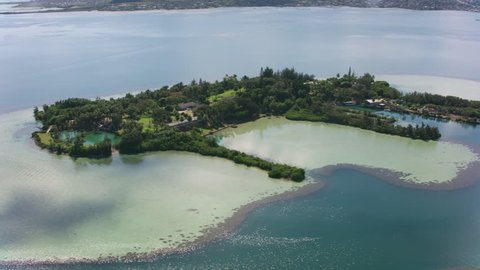 Oahu, Hawaii circa-2018. Aerial view of Coconut Island. Shot with Cineflex and RED Epic-W Helium. - Βίντεο στοκ