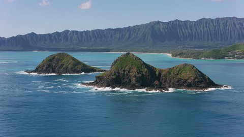 Oahu, Hawaii circa-2018. Aerial view of Mokulua Islands. Shot with Cineflex and RED Epic-W Helium. : vidéo de stock
