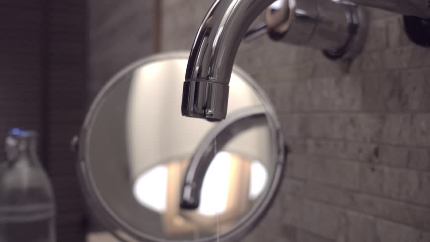 dripping water tap faucet leaking bathroomclose Stok Videosu (%100 Telifsiz...