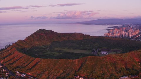 Honolulu, Oahu, Hawaii circa-2018. Aerial view of Diamond Head Crater and Waikiki at sunset. Shot with Cineflex and RED Epic-W Helium. - Βίντεο στοκ