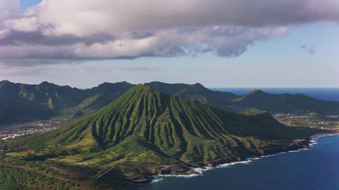 Oahu, Hawaii circa-2018. Aerial view of Koko Head Crater. Shot with Cineflex and RED Epic-W Helium. : vidéo de stock