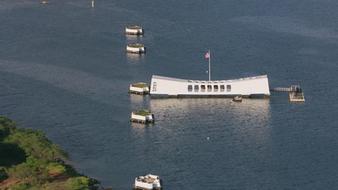 Oahu, Hawaii circa-2018, Aerial view of Pearl Harbor and USS Arizona Memorial. Shot with Cineflex and RED Epic-W Helium. 스톡 비디오