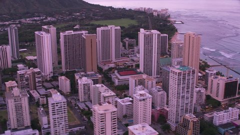 Honolulu, Oahu, Hawaii circa-2018. Aerial view of Waikiki hotels and beach. Shot with Cineflex and RED Epic-W Helium. స్టాక్ వీడియో