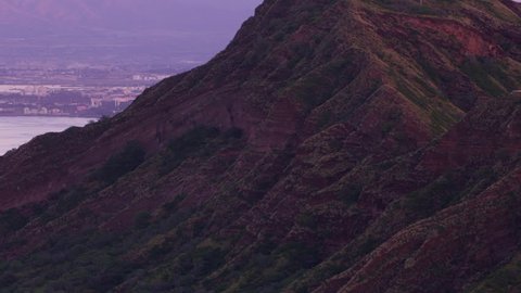 Honolulu, Oahu, Hawaii circa-2018. Aerial reveal of Waikiki Beach from Diamond Head Crater. Shot with Cineflex and RED Epic-W Helium. - Βίντεο στοκ