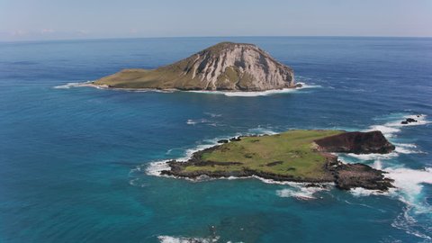 Oahu, Hawaii circa-2018. Aerial view of Rabbit Island. Shot with Cineflex and RED Epic-W Helium. - Βίντεο στοκ