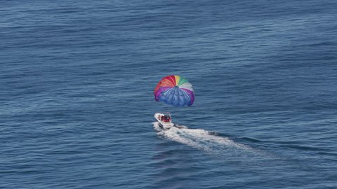 Oahu, Hawaii circa-2018. People parasailing off the coast of Waikiki, Hawaii. Shot with Cineflex and RED Epic-W Helium. 스톡 비디오