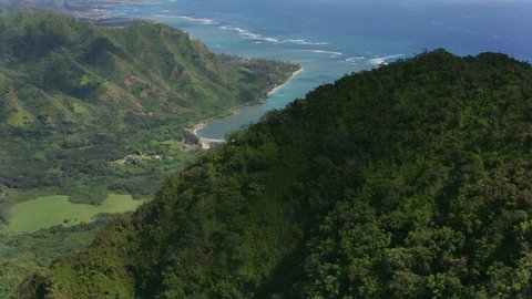 Oahu, Hawaii circa-2018. Aerial view of Kahana Bay. Shot with Cineflex and RED Epic-W Helium. స్టాక్ వీడియో