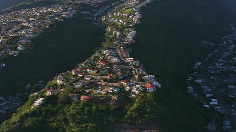 Oahu, Hawaii circa-2018. Aerial view of homes built along ridge on south shore of Oahu. Shot with Cineflex and RED Epic-W Helium. : vidéo de stock