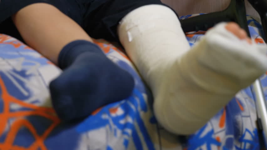 талант в мальчике со сломанными ногами. талант в мальчике со сломанными ногами. мальчик на костылях. мальчик в инвалидной коляске. талант в мальчике со сломанными ногами.