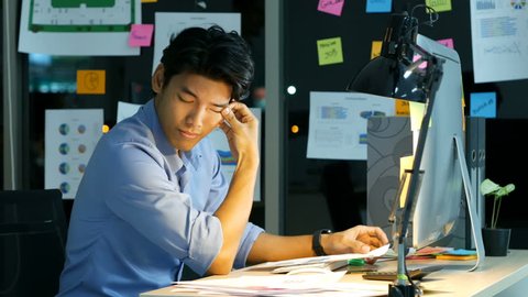 Tired businessman work at office. Business having many thing to do and he con not make it in time. – Video có sẵn